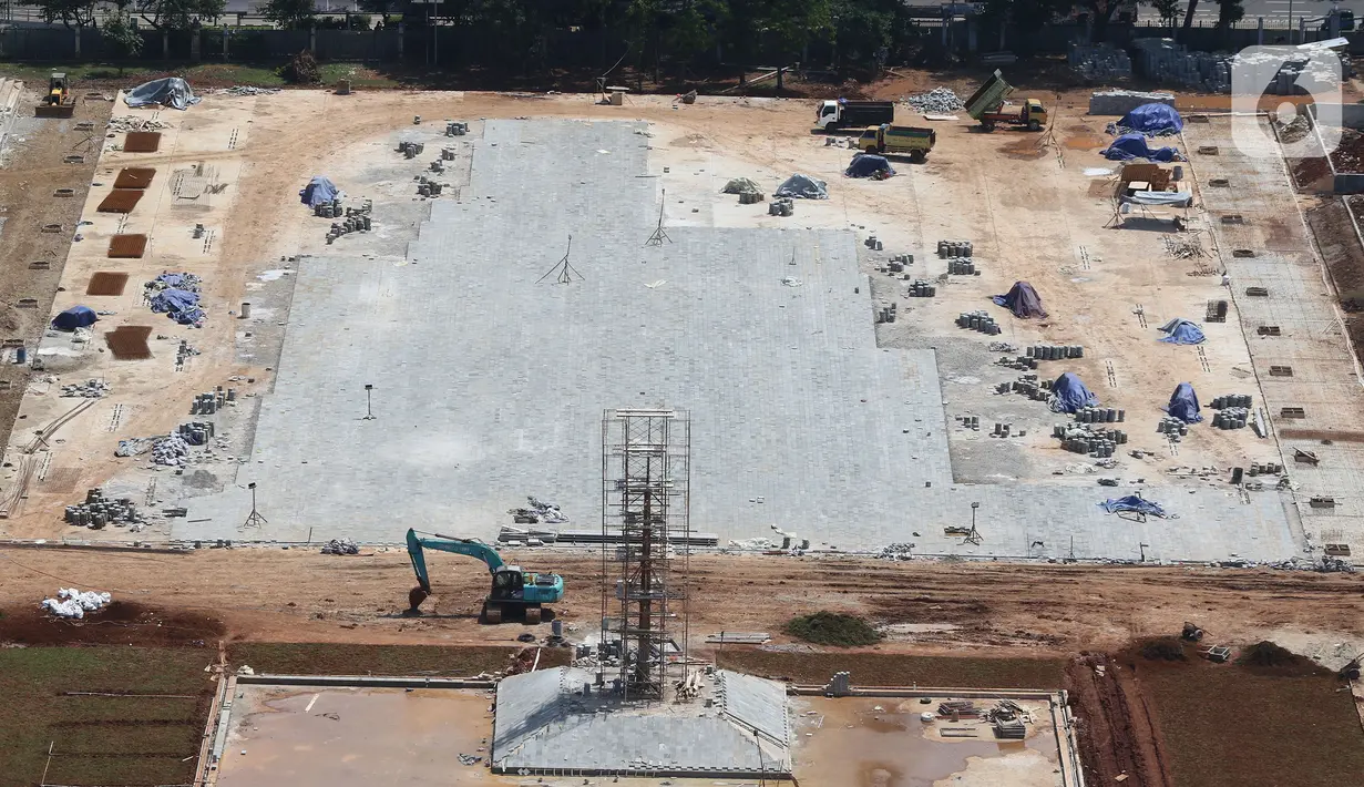 Suasana revitalisasi  taman sisi selatan Monunem Nasional, Jakarta, Rabu (29/1/2020).  Berdasarkan hasil rapat koordinasi Pemprov bersama DPRD DKI Jakarta, proyek revitalisasi monas dihentikan sementara menunggu surat persetujuan dari Kemensetneg. (Liputan6.com/Herman Zakharia)
