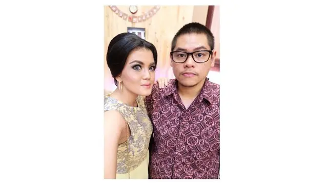 Jarang Terekspos, Ini 7 Potret Tania Rainbow 'Kepompong' dan Suami