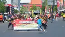Peserta memeriahkan kirab defile perayaan HUT ke-73 Bhayangkara di kawasan Simpang Lima Semarang, Rabu (10/7/2019). Kirab defile itu menampilkan aeromodeling, polisi cilik, seni bela diri, drum band, barongsari, kesenian Jateng, komunitas,dan Ormas. (Liputan6.com/Gholib)