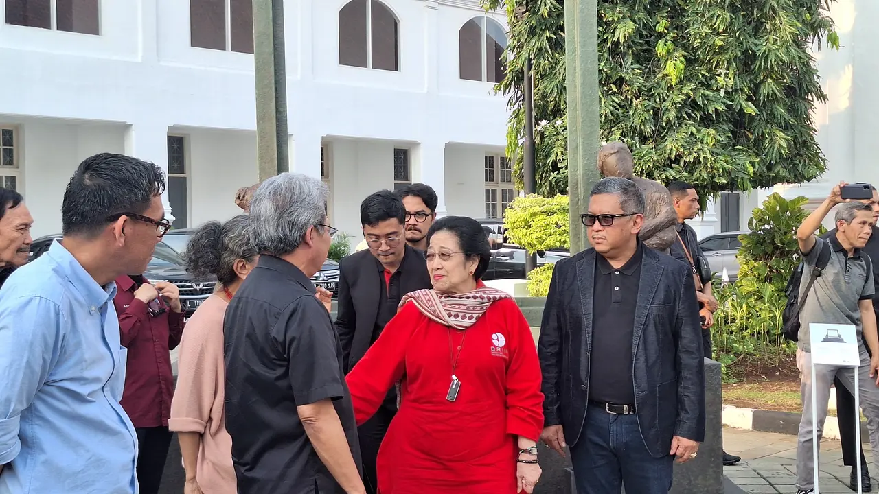 Presiden kelima RI Megawati Soekarnoputri saat meninjau pameran seni rupa patung dan aktivisme karya Dolorosa Sinaga di Gedung A Galeri Nasional Indonesia, Jakarta Pusat, Kamis (8/8/2024).