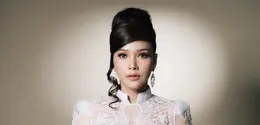 Kali ini, Maia tampil bak pengantin klasik dalam balutan gaun lace putih yang feminin, dipadukan dengan tatanan rambut menjulang tinggi yang langsung mengingatkan pada gaya glamor era 60-an. Penampilannya sukses memberi kesan anggun, mewah, sekaligus artsy dalam waktu bersamaan. [@maiaestiantyreal].