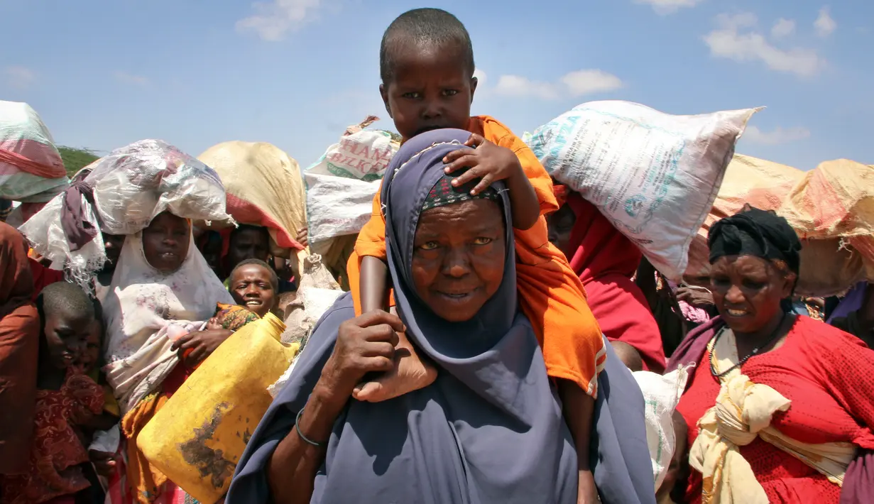 Ekpresi ibu dan anak warga Somalia yang mengungsi akibat kekeringan dan kelaparan di daerah Tabelaha di pinggiran Mogadishu, Somalia (30/3). Negara yang terletak di tanduk Afrika ini, memiliki populasi 12 juta penduduk. (AP Photo/Farah Abdi Warsameh)