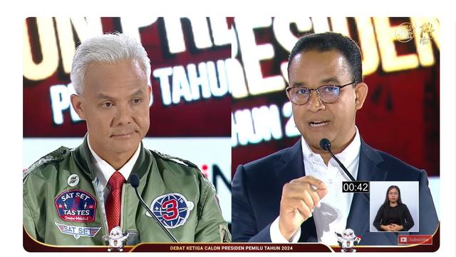 Calon presiden nomor urut 3 Ganjar Pranowo dan capres nomor 1 Anies Baswedan saat debat capres ketiga yang digelar KPU pada Minggu (7/1/2024) di Istora, Senayan, Jakarta.