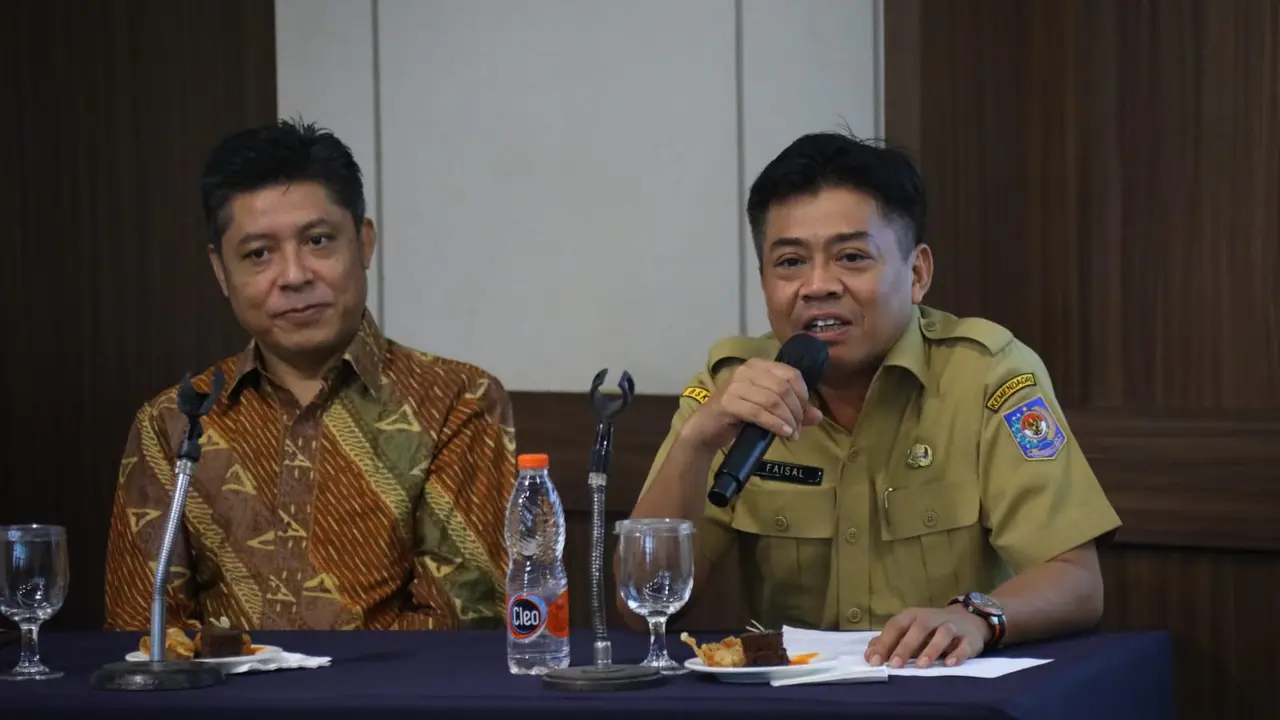 Pelaksana Harian (Plh) Pusat Strategi Kebijakan (Pustrajakan) Kewilayahan, Kependudukan dan Pelayanan Publik (KKPP) BSKDN Faisal Syarif (kanan) saat menjelaskan review program di daerah. (Istimewa)