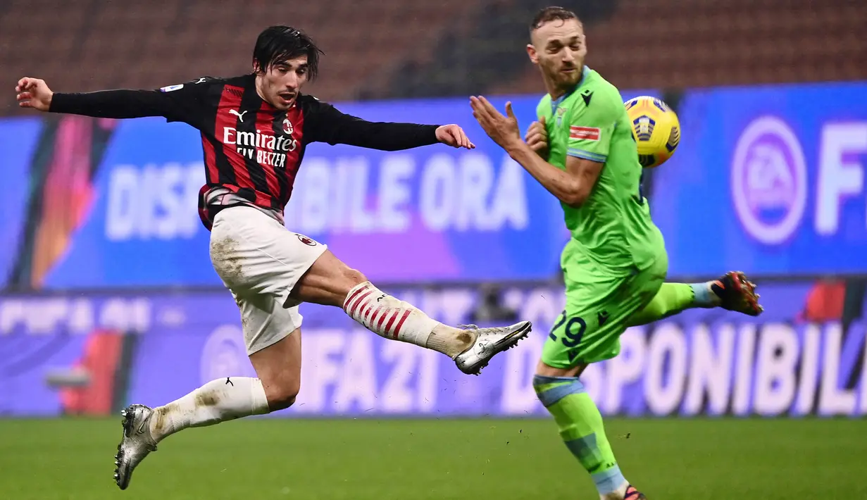 Sandro Tonali - Pemain yang disebut-sebut sebagai titisan Pirlo dan Gattuso ini tampil meyakinkan dengan di AC Milan. Permainan Tonali yang berani serta pantang menyerah membuat lini tengah Rossonerri kian sulit ditembus lawan. (AFP/Marco Bertorello)