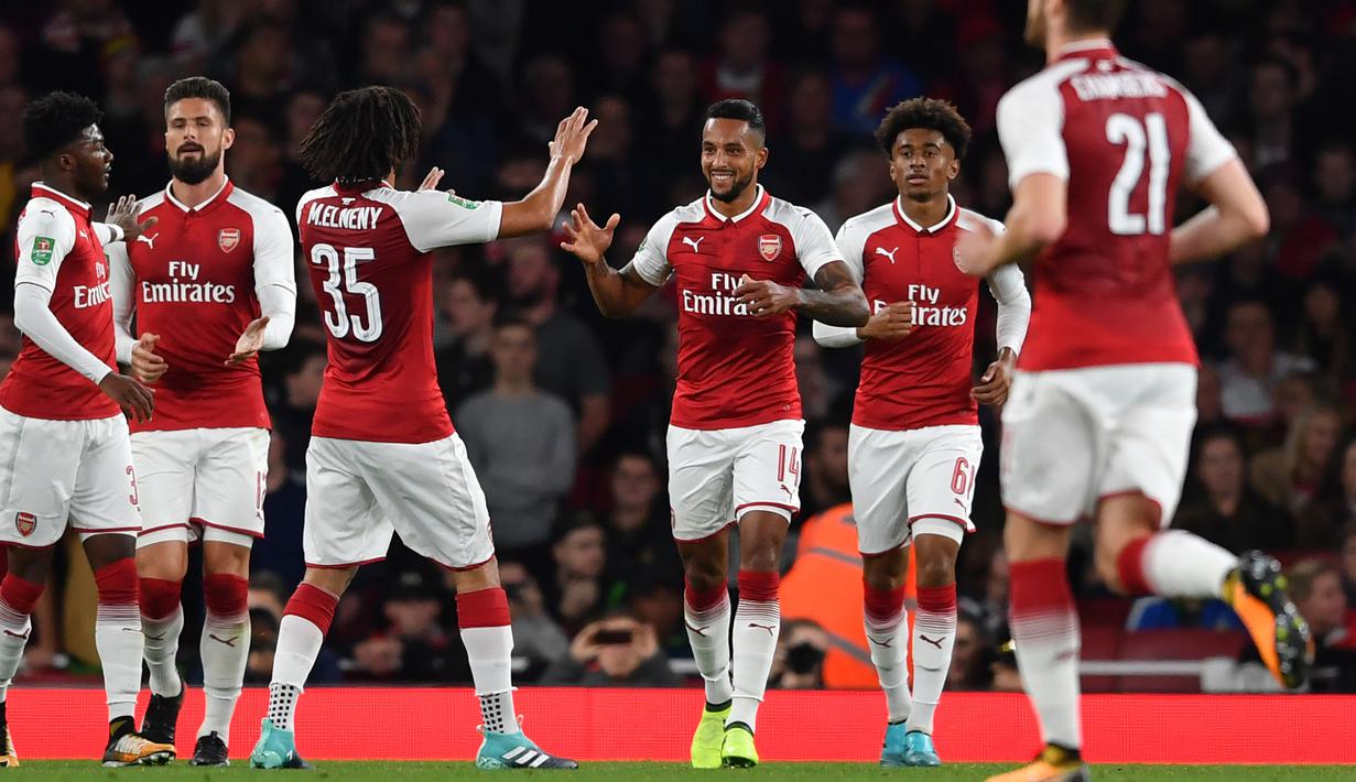 Pemain Arsenal, Theo Walcott (tengah) merayakan golnya ke gawang Doncaster Rovers pada babak ketiga Piala Liga Inggris di Emirates Stadium in London, (20/9/2017). Arsenal menang 1-0. (AFP/Ben Stansall)