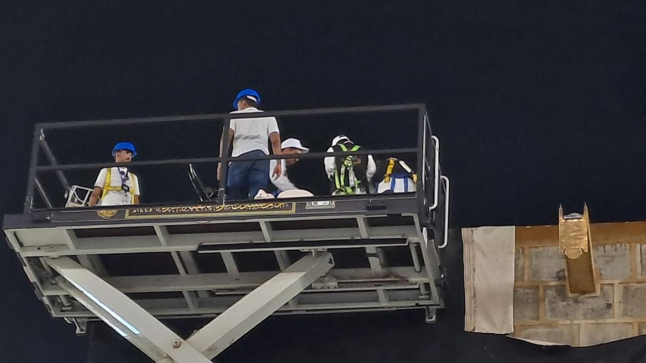 Berdasarkan pantauan tim Media Center Haji (MCH) Petugas Penyelenggara Ibadah Haji (PPIH) Arab Saudi di lokasi, sejumlah tenaga profesional naik ke atas bangunan Ka'bah menggunakan tangga hidrolik.