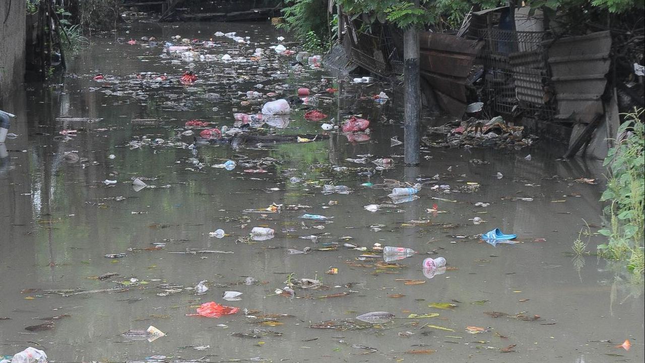 Sampah hanyut pada banjir yang menggenangi lingkungan RT 16/04, Kelurahan Rawa Terate, Kecamatan Cakung, Jakarta Timur, Rabu (31/1/2024).&nbsp;Foto: Merdeka.com/Imam Buhori