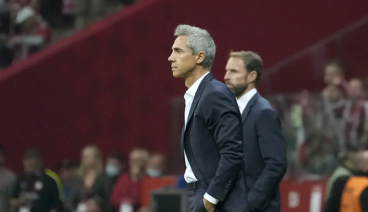 Pelatih Polandia, Paulo Sousa dan pelatih Inggris, Gareth Southgate menyaksikan pemainnya bertanding pada pertandingan kualifikasi grup I Piala Dunia 2022 di stadion Narodowy di Warsawa, Kamis (9/9/2021).  Inggris bermain imbang dengan Polandia 1-1. (AP Photo/Czarek Sokolowski)