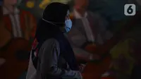 Pekerja yang mengenakan masker melintasi terowongan Kendal, Jakarta, Kamis (7/1/2021). Jumlah kasus terkonfirmasi positif COVID-19 bertambah 9.321 kasus baru pada Kamis ini. Total kasus positif Corona di Tanah Air menjadi 797.723, sembuh 659.437, dan meninggal 23.520. (merdeka.com/Imam Buhori)