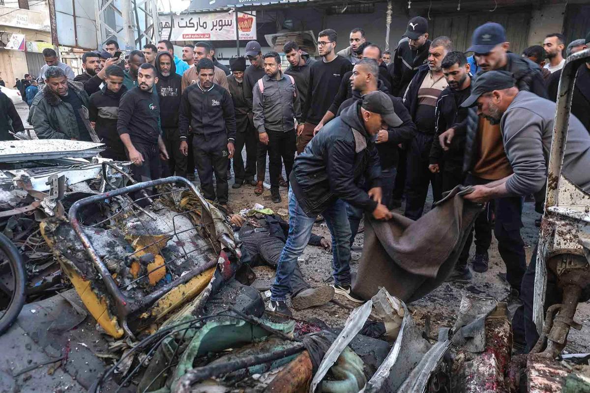 FOTO: Serangan Udara Israel Sasar Jip Polis di Gaza Tewaskan Tiga Orang