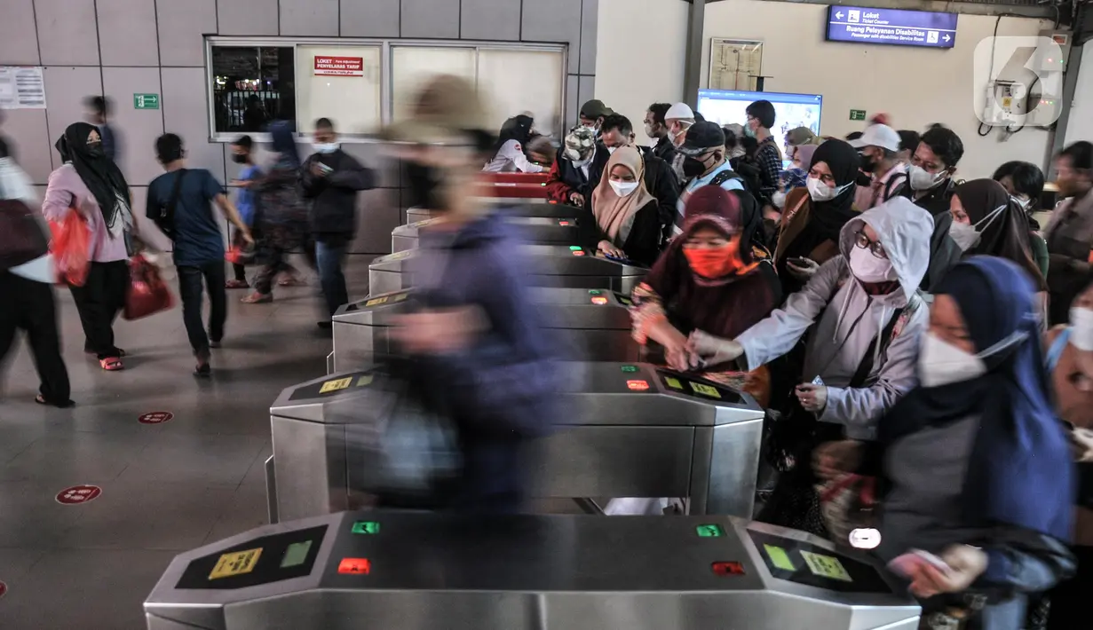 Calon penumpang memindai kartu JakLingko sebagai akses menggunakan KRL di Stasiun Tanah Abang, Jakarta Pusat, Selasa (15/3/2022). JakLingko diharapkan memudahkan masyarakat beralih dari kendaraan pribadi ke kendaraan umum. (merdeka.com/Iqbal S. Nugroho)