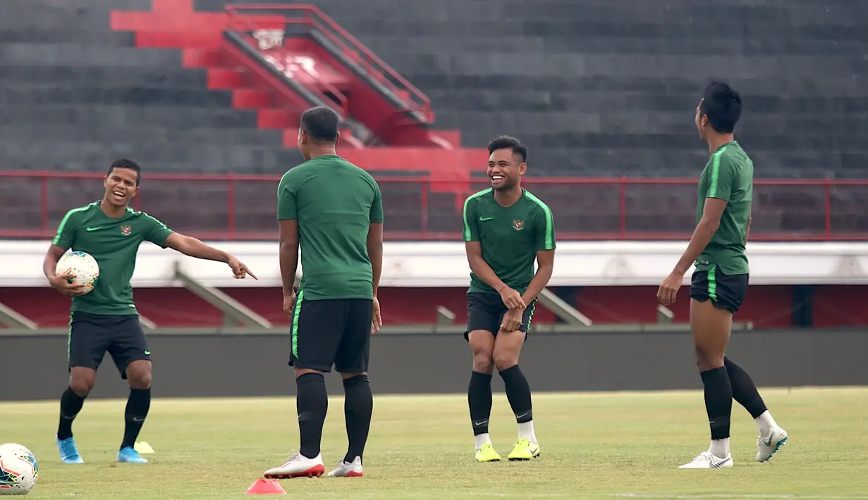 Pemain Timnas Indonesia, Saddil Ramdani dan Manahati Lestusen, tertawa saat latihan di Stadion I Wayan Dipta, Bali, Senin (14/10). Latihan ini persiapan jelang laga Kualifikasi Piala Dunia 2022 melawan Vietnam. (Bola.com/Aditya Wany)