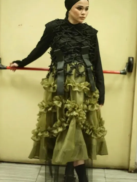 Makin kece, ia melengkapi gayanya dengan long skirt hijau dengan aksen ruffle. [@siviazizah]
