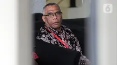 Rektor IAIN Ambon, Hasbullah Toisuta berada di ruang tunggu untuk menjalani pemeriksaan di Gedung KPK, Jakarta, Jumat (15/11/2019). Hasbollah Toisuta diperiksa dalam penyidikan kasus sengketa lahan pembangunan Kampus. (merdeka.com/Dwi Narwoko)