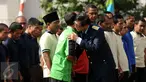 Menteri Hukum dan HAM, Yasonna H Laoly memeluk salah satu warga binaan saat peringatan Hari Pemasyarakatan ke-52 di Jakarta, Rabu (27/4/2016). Upacara disertai pembacaan deklarasi melawan narkoba oleh warga binaan. (Liputan6.com/Helmi Fithriansyah)