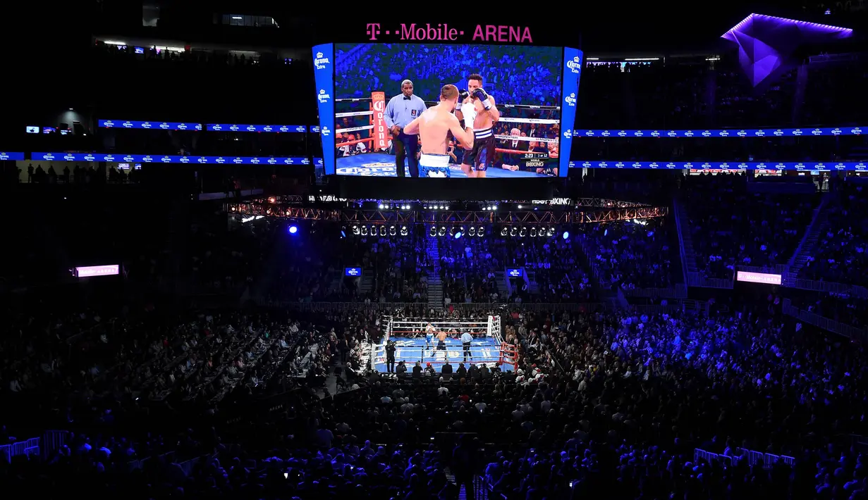 Tampak layar besar saat wasit Robert Byrd memimpin laga antara Sergey Kovalev melawan Andre Ward di Las Vegas, Jumat (19/11/2016). Robert Byrd akan menjadi wasit yang memimpin laga tinju antara Floyd Mayweather dan Conor McGregor. (AFP/Ethan Miller)