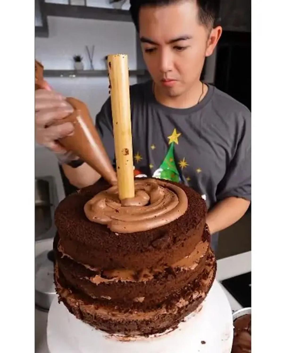 6 Potret Nicky Tirta Bikin Kue Pohon Natal Ukuran Besar, Memukau Sayang Dimakan
