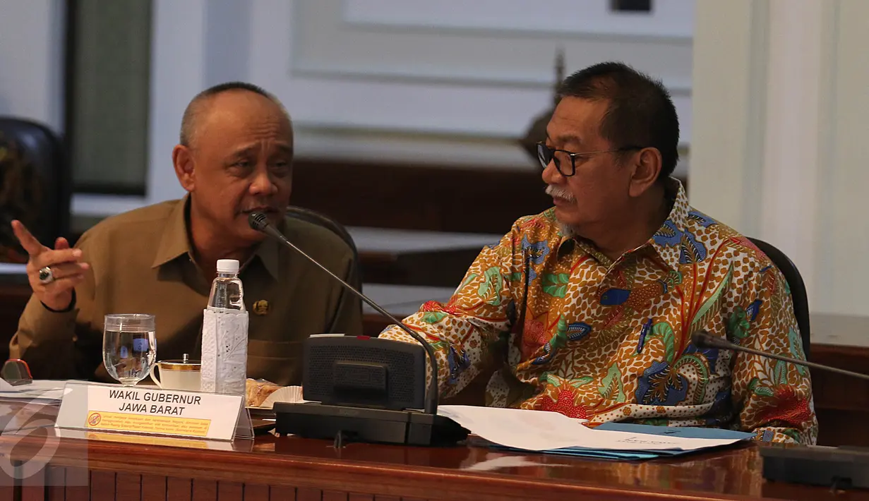 Wagub Jawa Barat, Dedi Mizwar (kanan) terlihat menghadiri  rapat terbatas di Istana Kepresidenan, Jakarta, Selasa (18/4). Rapat tersebut membahas kelanjutan persiapan Asian Game 2018 Jakarta-Palembang. (Liputan6.com/Angga Yuniar)