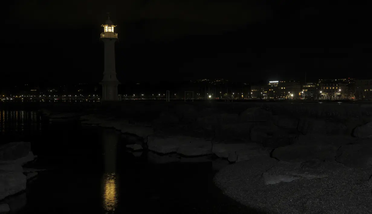 Pemandangan mercusuar Paquis di Pelabuhan Jenewa, dengan lampu dimatikan, selama kampanye lingkungan Earth Hour Jenewa, Swiss, Sabtu, 25 Maret 2023. (Salvatore Di Nolfi/Keystone via AP)