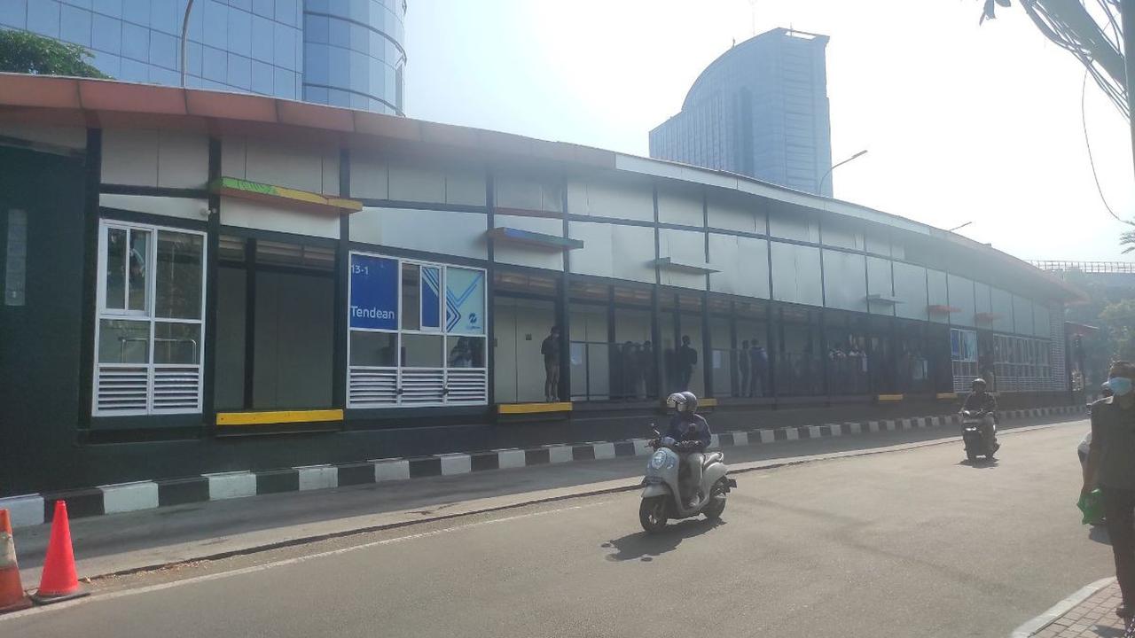 Dari video dan foto diunggah akun @jalur5, terlihat dua bus TransJakarta berhenti di turunan jalur layang koridor 13 arah Tendean. Beberapa penumpang memilih turun dari bus.<br>