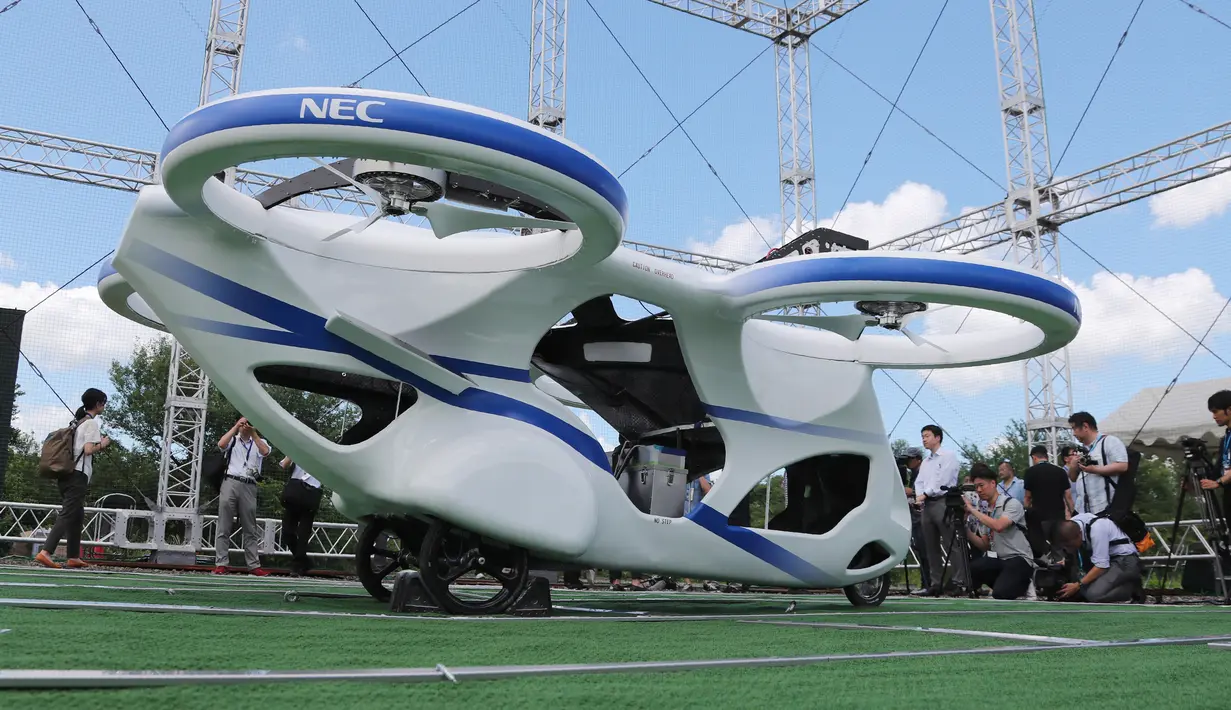 Mobil terbang NEC sebelum penerbangan uji coba di fasilitas produsen elektronik Jepang, NEC Corp di Abiko, pinggiran Tokyo, Senin (5/8/2019). Mobil terbang serupa drone dengan ukuran cukup besar untuk menampung manusia itu diharapkan dapat menjadi lebih baik daripada helikopter. (AP/Koji Sasahara)