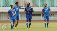 Empat punggawa Persib saat melakukan latihan resmi laga lanjutan Liga 1 melawan PS TNI di Stadion Pakansari, Kab Bogor, Jumat (21/4). Laga PS TNI melawan Persib akan digelar pada Sabtu (22/4). (Liputan6.com/Helmi Fithriansyah)