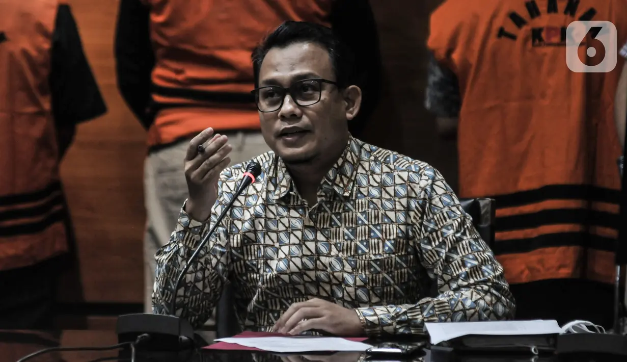Plt Juru Bicara KPK Ali Fikri memberikan keterangan terkait penahanan lima tersangka kasus dugaan korupsi terkait proyek fiktif di PT Waskita Karya, di Jakarta, Kamis (23/7/2020). Mereka yakni, Desi Arryani, Jarot Subana, Fakih Usman, Fathor Rachman dan Yuly Ariandi. (merdeka.com/Iqbal Nugroho)