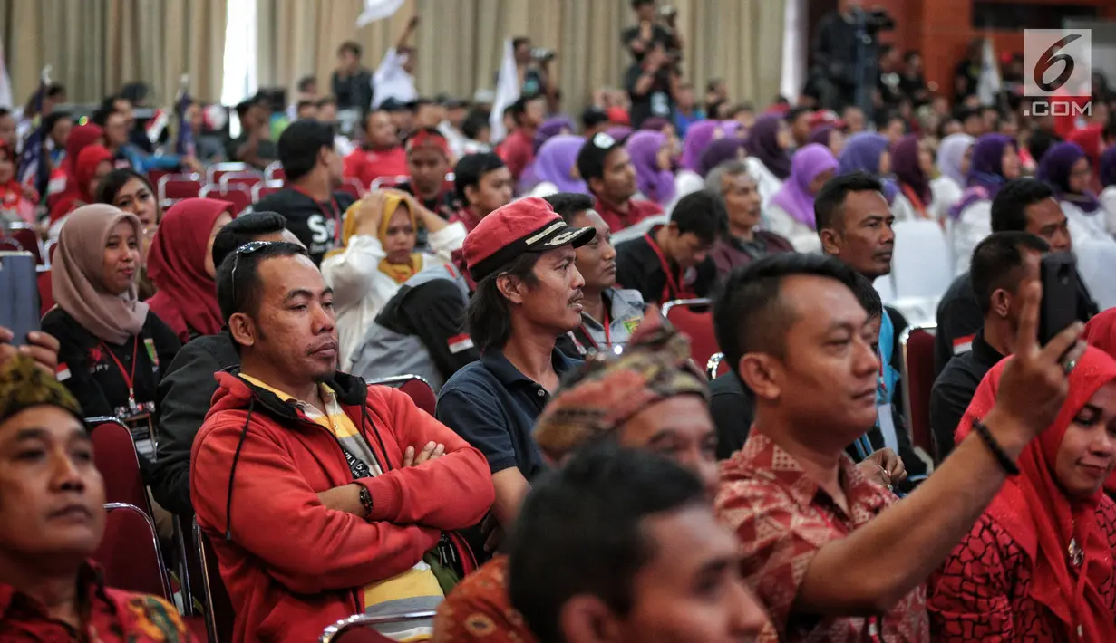 Suasana rapat akbar Konfederasi Rakyat Pekerja Indonesia (KRPI) di Jakarta, Sabtu (22/12). Rapat akbar KRPI ini mengambil tema “Mengawal Kebijakan Jokowi di Bidang Ketenagakerjaan dan Jaminan Sosial”. (Liputan6.com/Faizal Fanani)