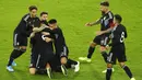 Para pemain Argentina merayakan gol yang dicetak oleh Lucas Alario ke gawang Jerman pada laga persahabatan di Stadion Signal Iduna Park, Rabu (9/10). Kedua tim bermain imbang 2-2. (AP/Bernd Thissen)