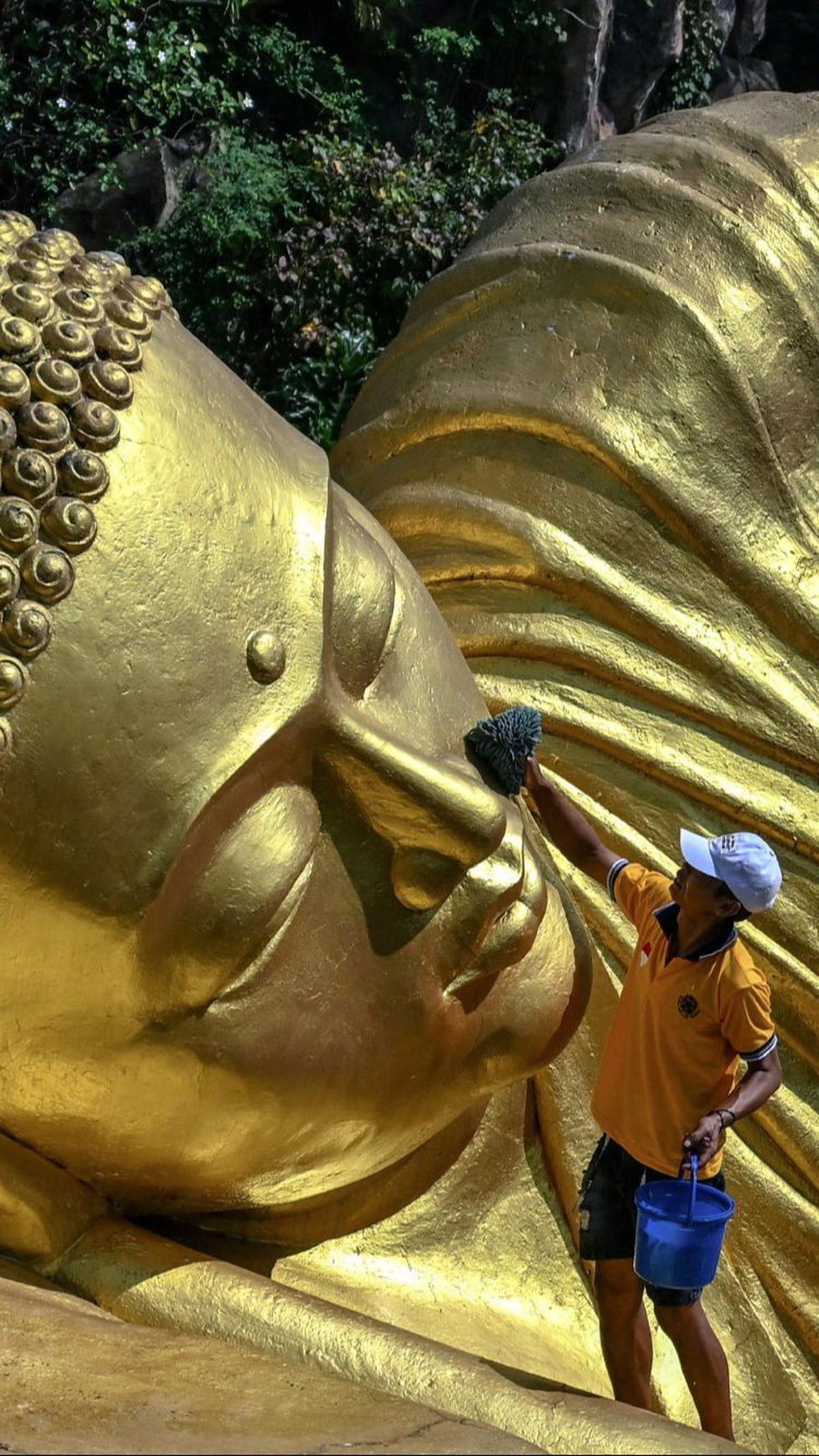 Patung Buddha Tidur merupakan salah satu ikon wisata Mojokerto.&nbsp;Foto: Juni Kriswanto/AFP