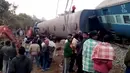 Kereta ini dikabarkan tergelincir pada pukul 23.00 waktu setempat di dekat stasiun kereta api Kuneru di distrik Vizianagram dari negara bagian Andhra Pradesh, India pada Sabtu (21/1). (AP Photo)
