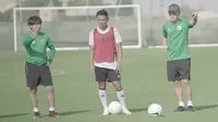 Pelatih Timnas Indonesia, Shin Tae-yong (kanan) dan Syahrian Abimanyu (tengah) dalam latihan di Dubai, Uni Emirat Arab (UEA). (PSSI).