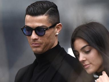 Georgina Rodriguez saat mendampingi Cristiano Ronaldo usai sidang terkait pajak di Madrid pada Januari 2019. (AFP/Oscar Del Pozo)