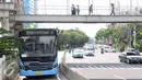 Bus Transjakarta berhenti untuk menaikan penumpang di Halte Juanda, Jakarta, Sabtu (19/11). Transjakarta lakukan penambahan jam layanan operasional hingga pukul 23.00 untuk penuhi kebutuhan aktivitas masyarakat di malam hari. (Liptan6.com/Yoppy Renato)