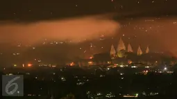 Asap sisa  kembang api menyelimuti kawasan di sekitar Candi Prambanan usai pergantian tahun baru 2016, (1/1). (Boy T Harjanto)