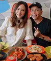 Ayah pedangdut Ayu Ting Ting Abdul Rozak terharu dengan kedatangan Maia Estianty ke warungnya. Pria yang biasa disapa Ayah Ojak itu mengaku merasa seperti mimpi warungnya didatangi oleh musisi yang juga istri pengusaha Irwan Mussry tersebut. [Instagram/maiaestiantyreal]