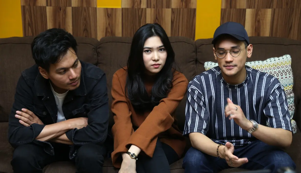 Merupakan hal yang sangat menyenangkan ketika tiga nama, Isyana, Afgan dan Rendy Pandugo hadir dalam satu konser yang sama bertajuk Music In The Air. Chemistry di antara mereka pun semakin tampak saat berlatih. (Nurwahyunan/Bintang.com)