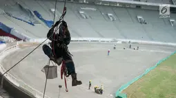 Pekerja menyelesaikan proyek pembangunan Stadion Utama Gelora Bung Karno di Senayan, Jakarta, Selasa (23/5). Pekerjaan penataan kawasan GBK dibagi menjadi dua paket pekerjaan, yakni paket zona 1 dan zona 2. (Liputan6.com/Gempur M. Surya)