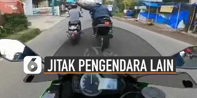 VIDEO: Viral Pengendara Motor Sport Jitak Helm Pengendara Motor Lain
