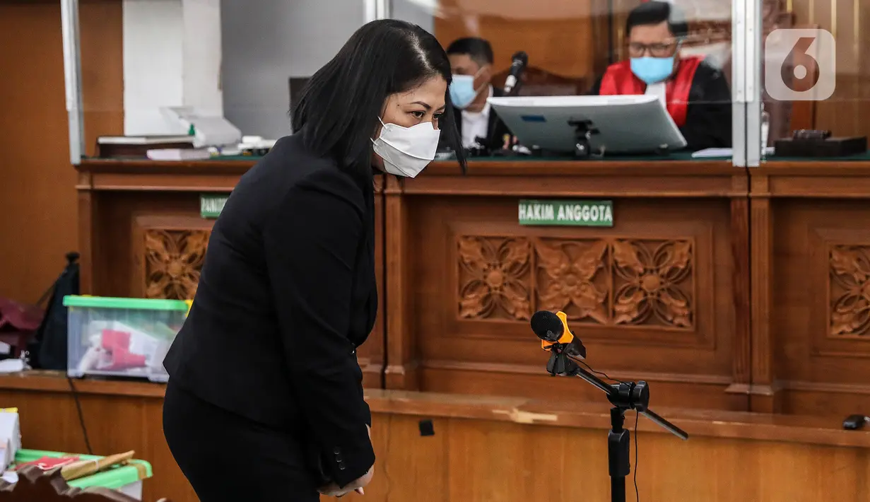 Saksi kasus pembunuhan berencana Brigadir Yosua Hutabarat atau Brigadir J, Putri Chandrawathi bersiap menjalani sidang lanjutan dengan terdakwa Richard Eliezer, Ricky Rizal, dan Kuat Ma'ruf di Pengadilan Negeri Jakarta Selatan, Jakarta, Senin (12/12/2022). Sidang itu beragenda mendengarkan keterangan saksi Putri Chandrawathi yang juga merupakan terdakwa dalam kasus yang sama. (Liputan6.com/Johan Tallo)