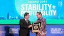 Direktur Utama BRI Suprajarto (kanan) menerima penghargaan dari Komisaris Utama PT Jurnalindo Aksara Grafika pada Bisnis Indonesia Award 2019 di Jakarta, Jumat (12/7/2019). Bank BRI mendapatkan penghargaan atas kinerja perseroan yang stabil dan tumbuh berkelanjutan. (Liputan6/com/HO/Rizki) 