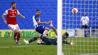 Pemain Brighton & Hove Albion, Neal Maupay, mencetak gol ke gawang Arsenal pada laga Premier League di Stadion Falmer, Sabtu (20/6/2020). Arsenal kalah 1-2. (AP/Gareth Fuller)