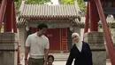 Liburan ke China bareng keluarga, Nikita Willy pun membagikan beberapa ootdnya. Nikita mengenakan atasan hitam lengan panjang dipadukan kerudung putih serasi dengan celana panjangnya. [@nikitawillyofficial94]