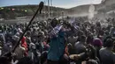 Para pengunjung berpartisipasi dalam perang tepung selama perayaan 'Ash Monday' di pelabuhan Galaxidi, Yunani, 11 Maret 2019. Perayaan perang terigu ini merupakan acara populer yang bisa menarik wisatawan dalam dan luar negeri. (ARIS MESSINIS/AFP)