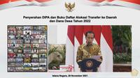 Presiden Joko Widodo atau Jokowi menyerahkan Daftar Isian Pelaksanaan Anggaran (DIPA) dan Daftar Alokasi Transfer ke Daerah dan Dana Desa (TKDD) Tahun Anggaran (TA) 2022 di Istana Negara, Jakarta, Senin (29/11/2021).