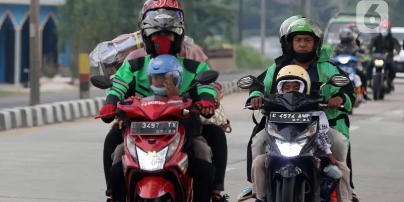 FOTO: H-3 Lebaran, Jalur Pantura Dipadati Pemudik Sepeda Motor