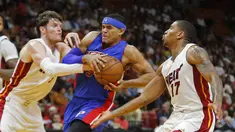 Pemain Detroit Pistons, Tobias Harris (tengah) berusaha keluar dari hadangan dua pemain Miami Heat pada laga NBA di American Airlines Arena, Miami, (01/01/2017). Pistons menang 107-98. (AP/Joe Skipper)