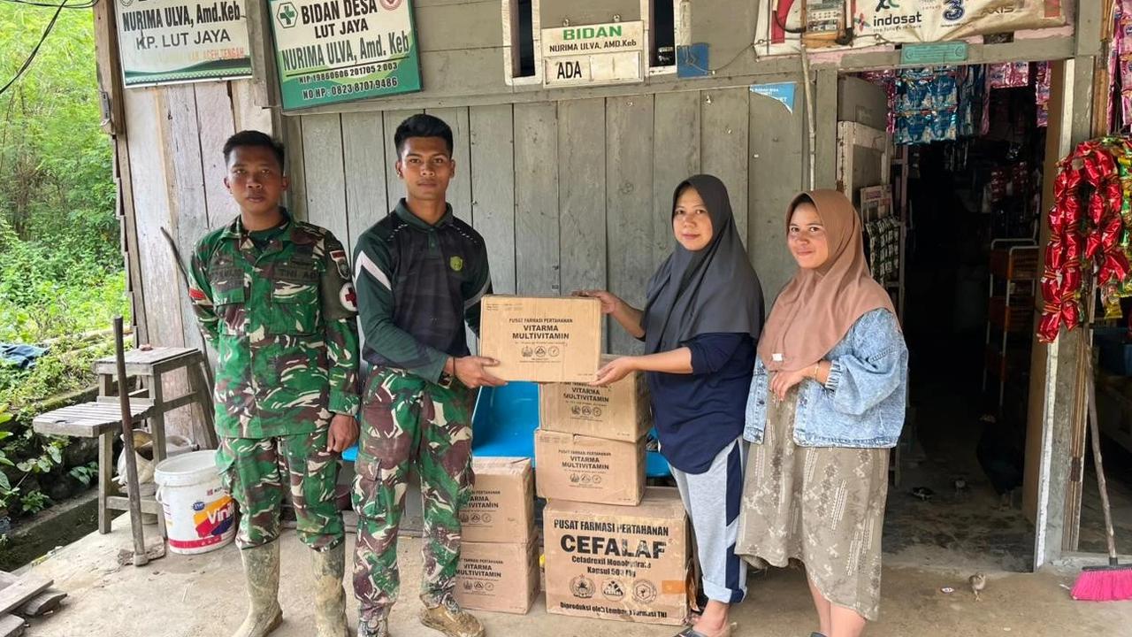 FOTO: Tim Kesehatan Kodam Iskandar Muda Tempuh Medan Berat Salurkan Obat ke Desa Terisolir di Aceh Tengah
