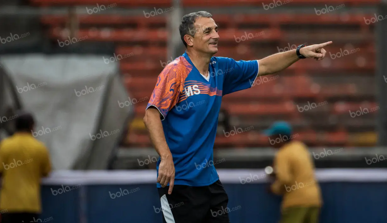 Namun pelatih Arema Cronus, Milomir Seslija, berhasil membuat anak asuhnya bangkit dan melaju ke final Torabika Bhayangkara Cup 2016. (Bola.com/Vitalis Yogi Trisna)